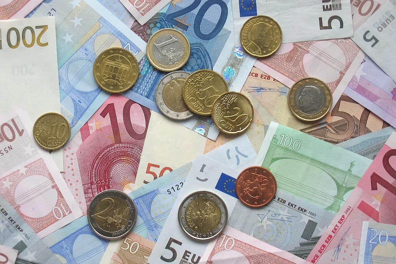 Currency in Greece: How to Decide on Euros, Cards and Cash