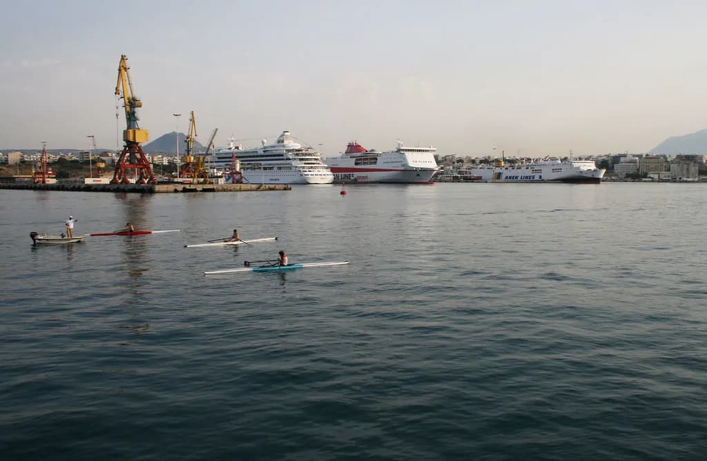 Heraklion Harbour: Venetian Port District Guide
