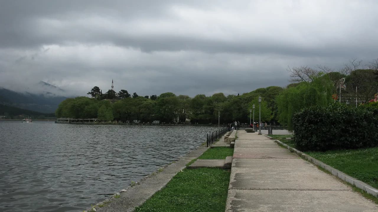 Molos Ioannina: The Lakefront Promenade by the Castle