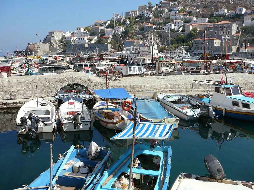 Hydra harbour