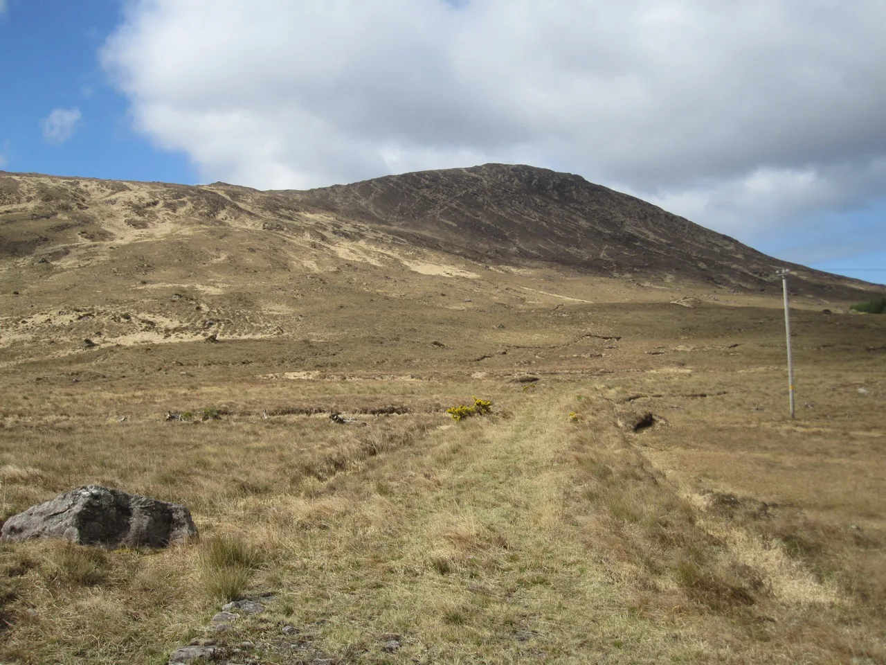 Turfcutters' track leading off the road between Delphi and Clogh Harbour - geograph.org.uk
