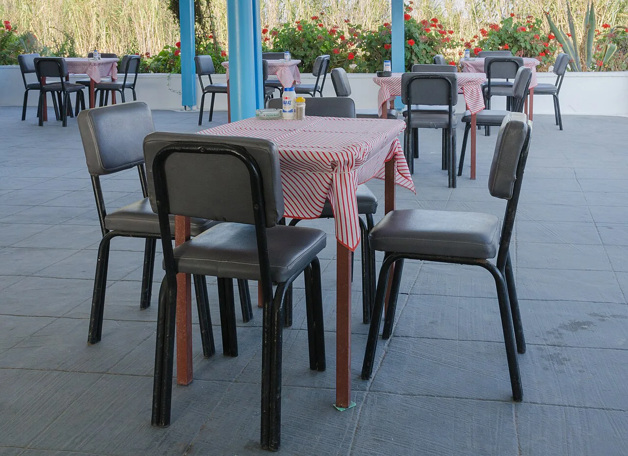 Smallest restaurant table ever - Taverna Delfini - Santorini - Greece